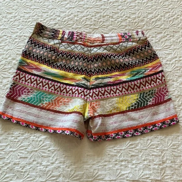 Super cute Aztec “patchwork” “weaved” pattern short w/side zip. - Picture 4 of 11